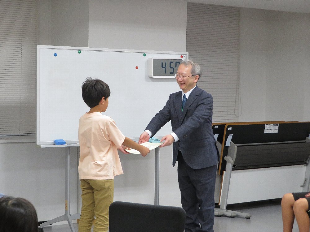 代表者への修了証授与