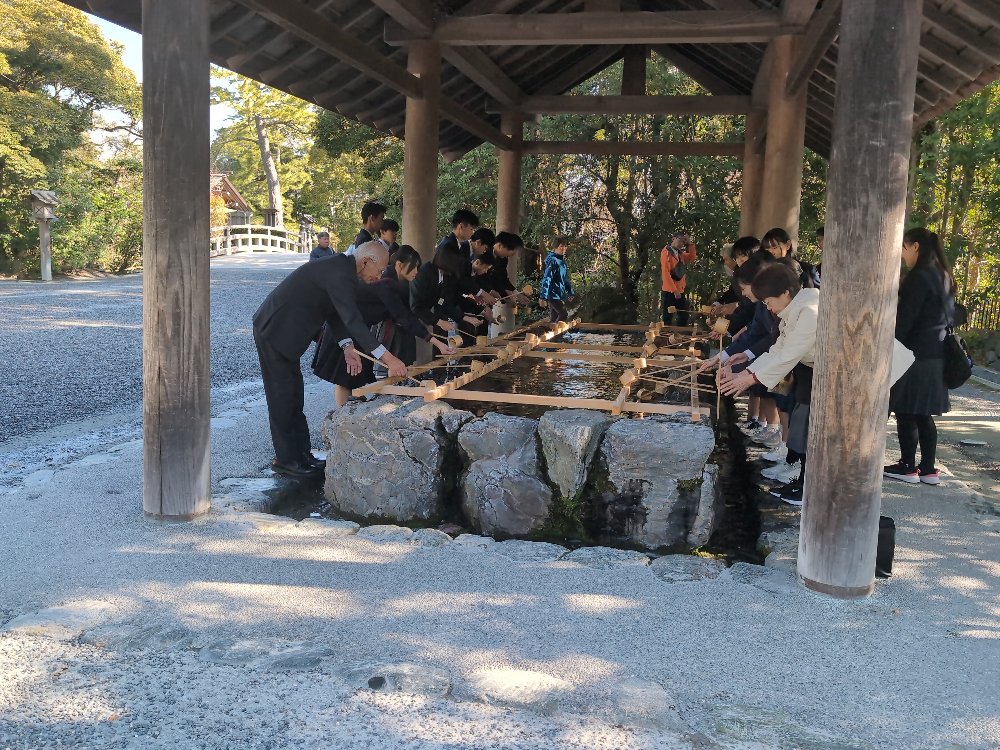 手水舎にて作法に従って清めました