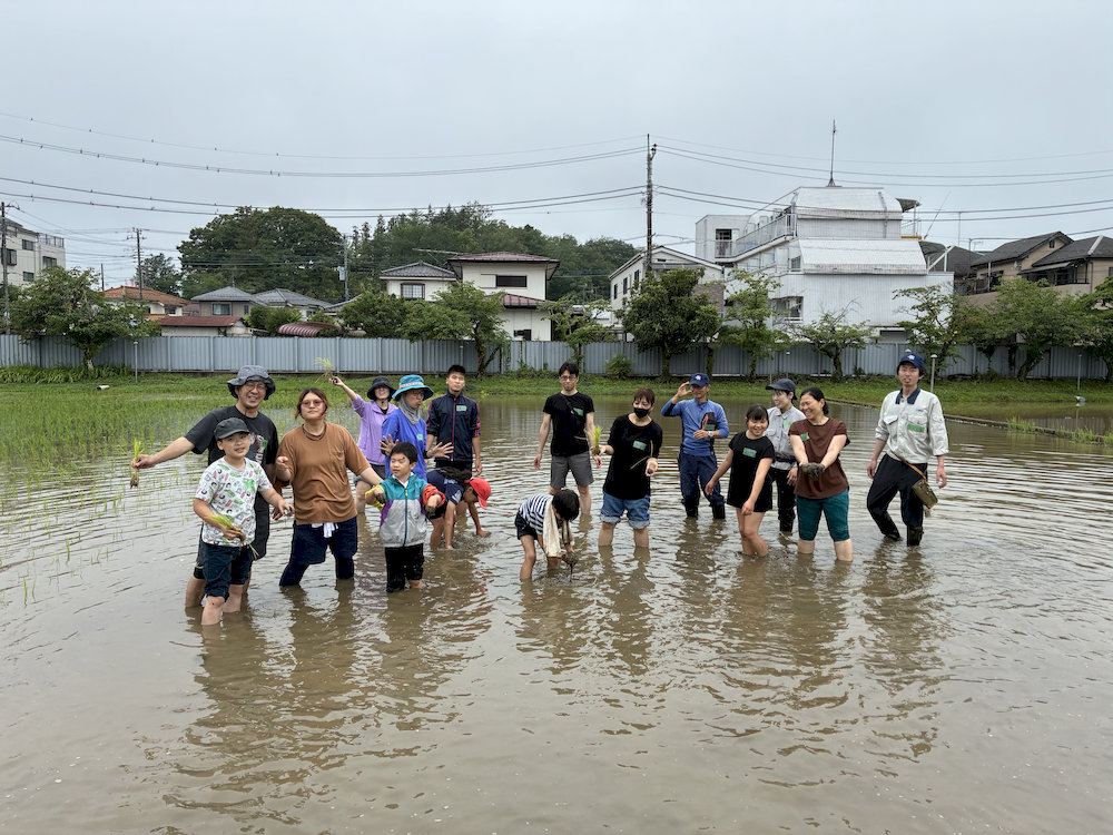 田んぼでの集合写真