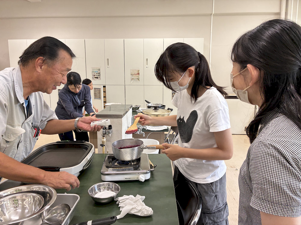 ブルーベリージャムを作る参加者