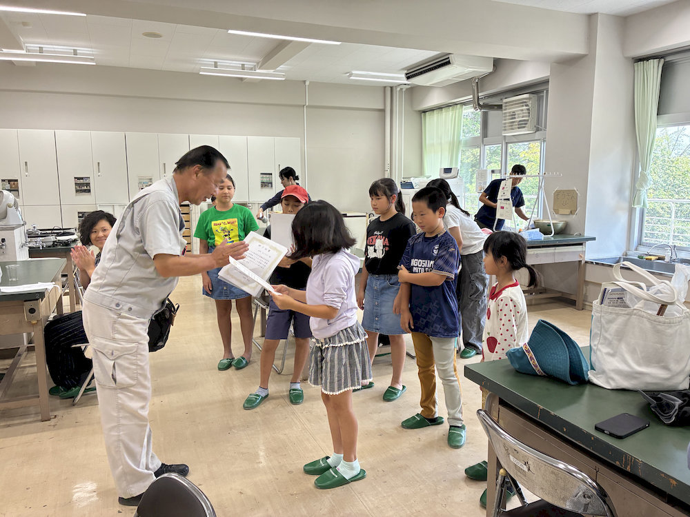 修了証を受け取る参加者