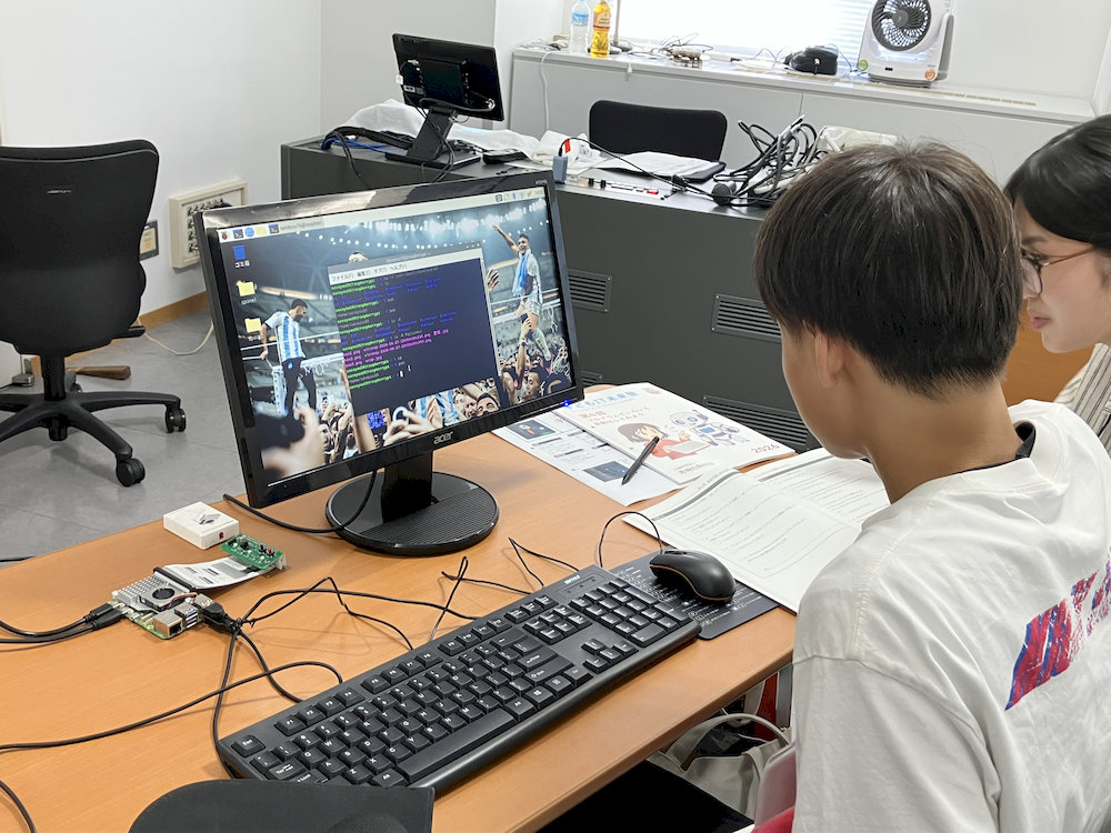 ボタンやLEDを備えたセンサーボード
