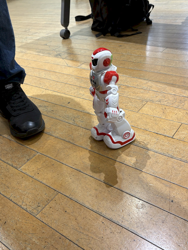 赤外線信号で操作するロボット