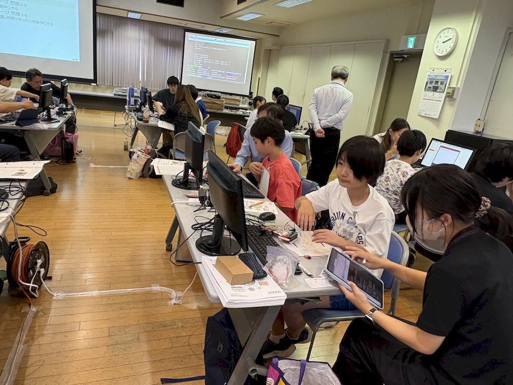 センサーの接続や値を確かめながら課題に取り組む様子