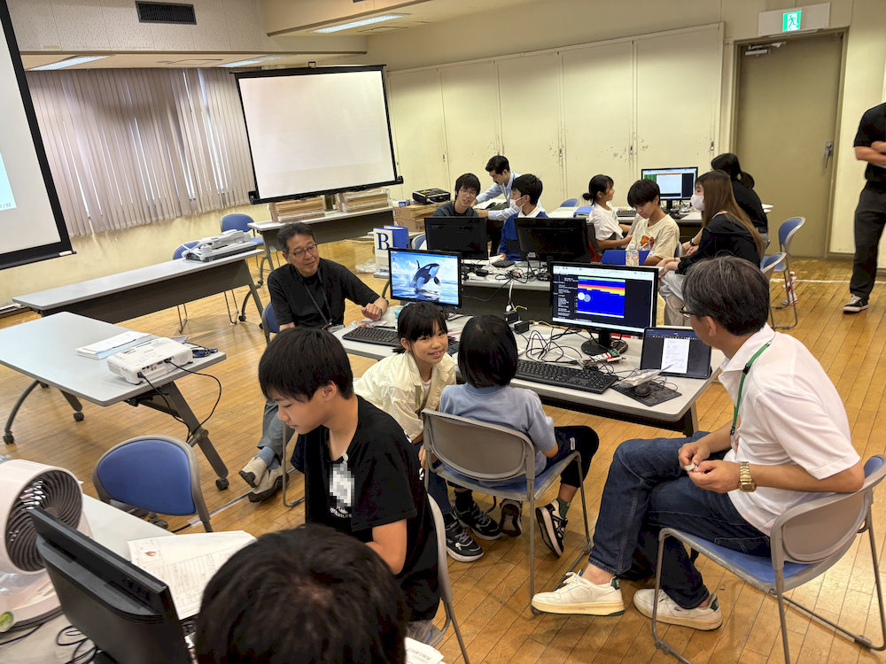 TAの先生と一緒に課題を確認する様子