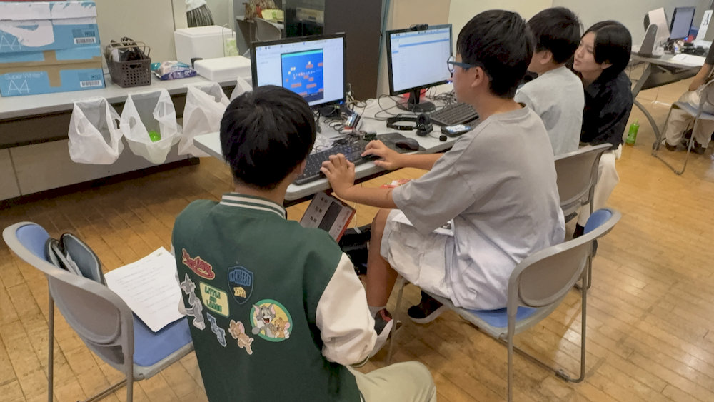 WEBとプログラムをつなぐ実習に取り組む受講生